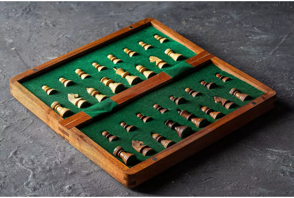 Szachy MAGNETYCZNE z intarsjowaną szachownicą 30 cm